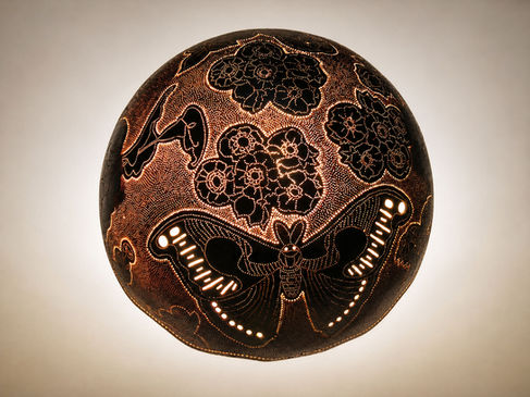 Shade of the Lampe Amb23 lit, openwork calabash with bird motifs and végétaux engraved, created by Fabrice Beuillé alias Fabrice Ainaut, 2004