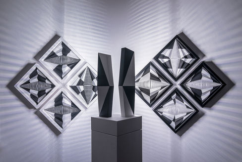 Variation autour d'un losange, installation lumino-cinétique de Fabrice Ainaut, pliage papier, LED et servomoteurs, 2018