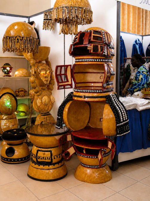 Stand de Fabrice Beuillé alias Fabrice Ainaut au SIAO de Ouagadougou, Burkina Faso, 2002 : meuble vidéo, luminaires et tabourets en calebasse
