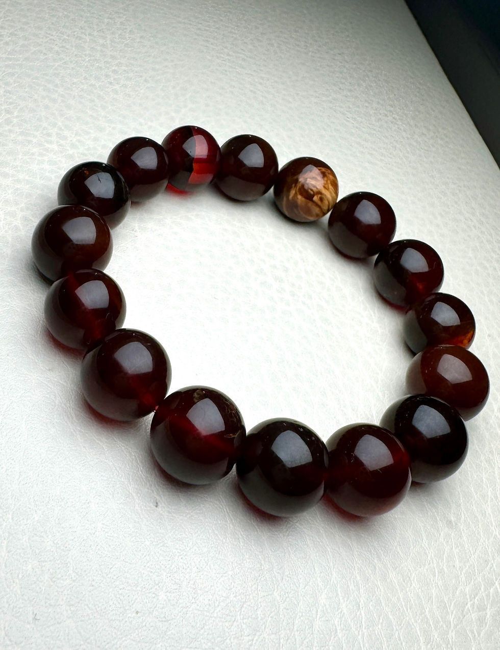 थंबनेल: Captivating Red-Brownish Burmese Amber Bracelet
