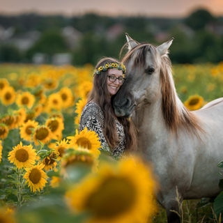 Hund und Pferd posiert bei einem Outdoor Tier Shooting in Berlin Brandenburg in der Kirschblüte, Mohnfeld, Sonnenblumen , Flieder und Mohn. Authentische Tier Fotografie voller Persönlichkeit. tiefe Verbindungen zwischen Mensch und Tier halte ich mit meiner Fotografie fest