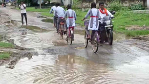 शिवरीनारायण मार्ग: 12 KM लंबी सड़क में बड़े-बड़े गड्ढे......