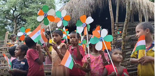 गांव में आजादी के बाद पहली बार स्वतंत्रता दिवस के अवसर पर राष्ट्रीय ध्वज तिरंगा फहराया गया.....
