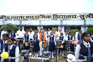विष्णुदेव साय सरकार विद्यार्थियों के उज्ज्वल भविष्य के लिए पूरी तरह प्रतिबद्ध: विधायक डॉ. संपत अग्रवाल....