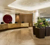 The hotel lobby welcomed visitors with a calming color palette featuring warm bronze and dark oak.