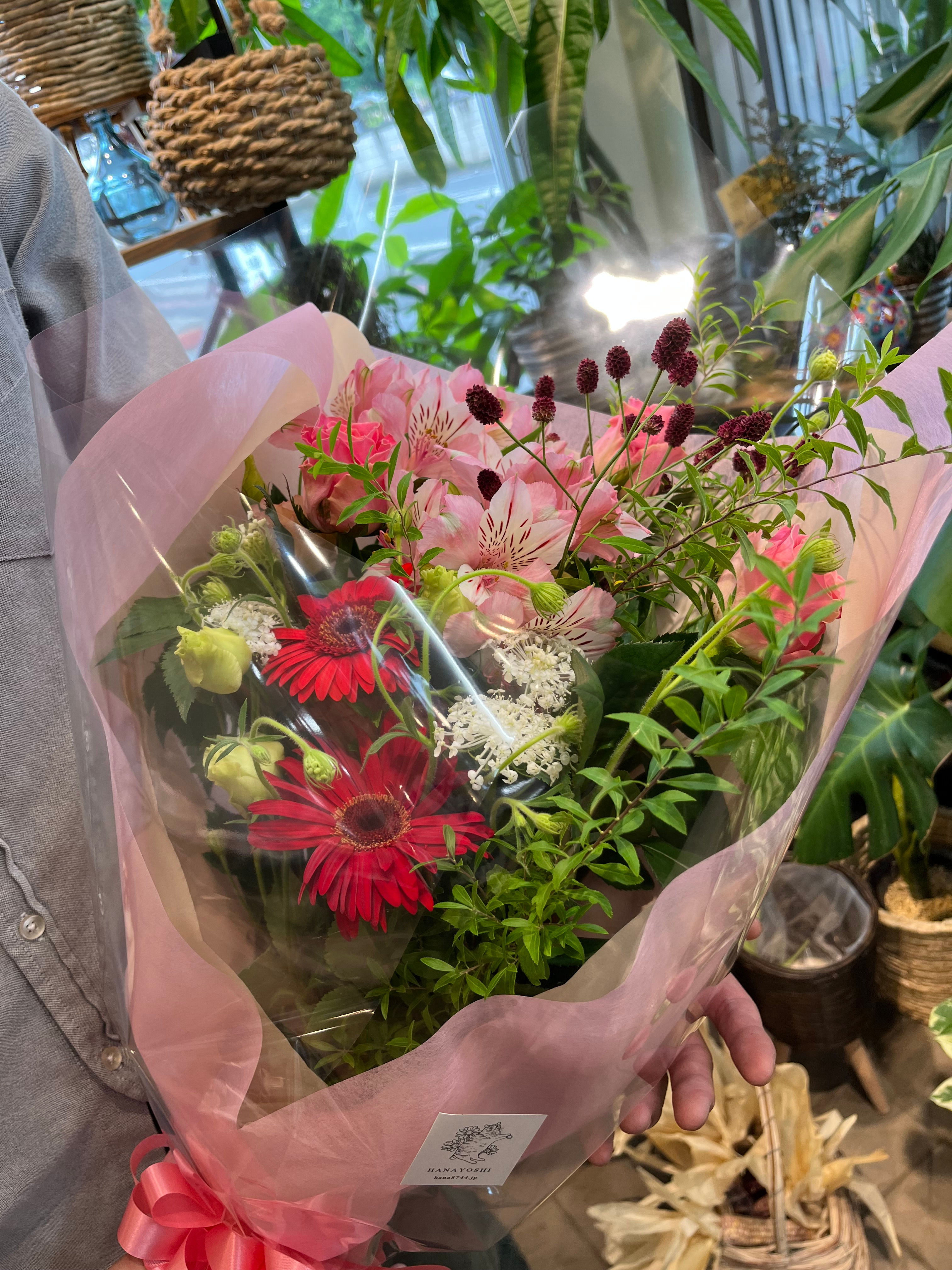 季節のお花でおまかせ花束 M