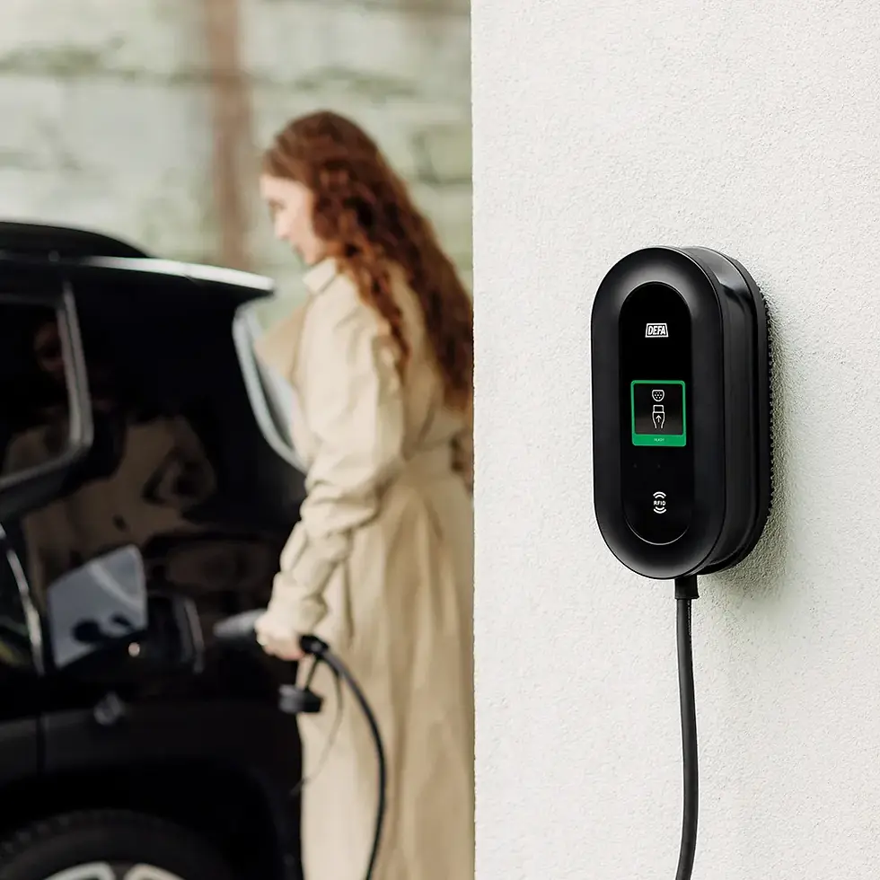 Miniatyrbild: Woman Uses the DEFA Power med fast kabel Charge byself