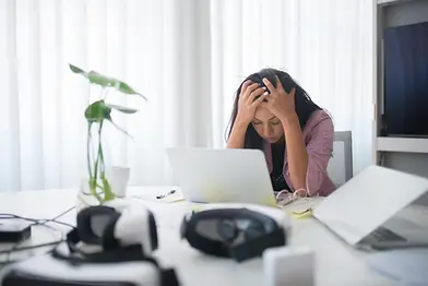 Frau mit Stress und Schlafproblemen: Symbolbild für Schlafstörungen und Schlafberatung in Bern bei Sinah Siegfried