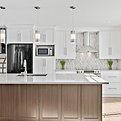 Cuisine lumineuse avec armoires blanches, îlot central en bois clair et électroménagers en inox — parfaite pour le marketing d’une maison ou d’un condo moderne.