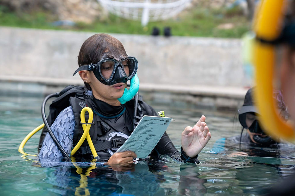 Axl pendant son IDC chez Purple Dive Nusa Penida