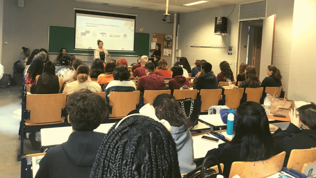 La formazione: asse strategico dell’attività internazionale di AITR Durante la pandemia e nel periodo immediatamente successivo gli attori del mondo economico internazionale discutono come e perché attivare processi di transizione ecologica. Niente di nuovo per i soci AITR: una rete eterogenea di aziende, associazioni e ong attive nel settore turistico che porta avanti principi di ecologia e giustizia sociale da quasi trent’anni. Tuttavia, AITR non si limita a mettere in pratica ciò di cui si discute così animatamente solo ora in una fase emergenziale, ma punta sulla formazione delle nuove generazioni, dei professionisti e della società civile in generale, facendo della formazione uno degli assi strategici principali della sua attività internazionale per contribuire alla transizione ecologica del settore turistico.