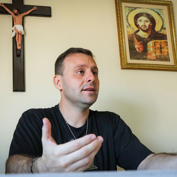 Após tornado, reconstrução da esperança une cidade