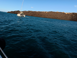 Spiridakos Cruises Santorini: katamaránová plavba s výhľadmi, ktoré sa nezabúdajú