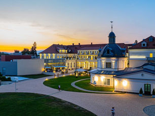 Realizácia terasy v Royal Palace Turčianske Teplice: biele pergoly Rota a prémiový záhradný nábytok