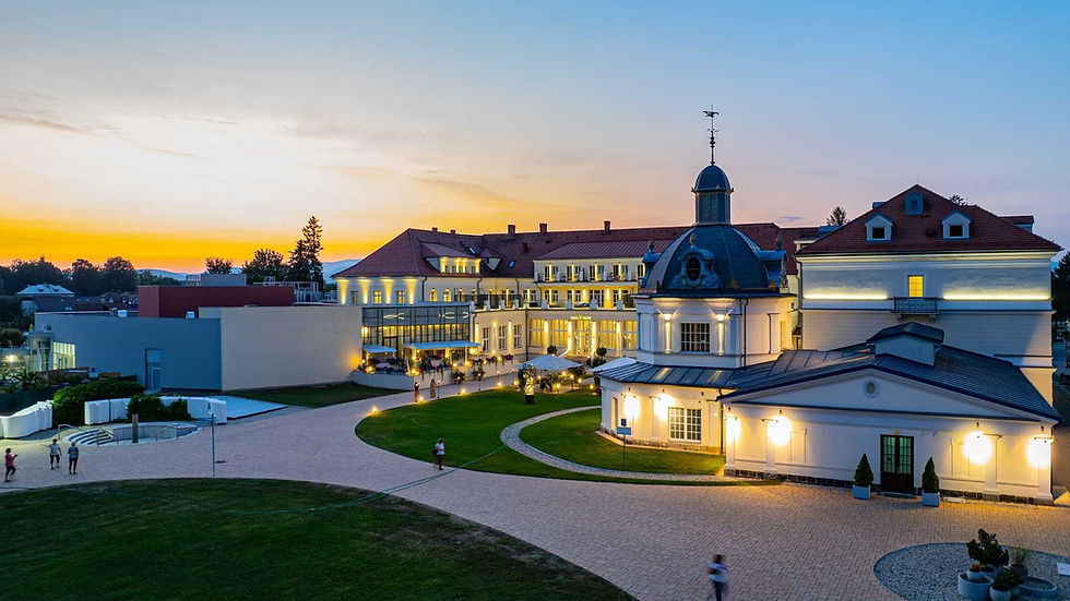 Realizácia terasy v Royal Palace Turčianske Teplice: biele pergoly Rota a prémiový záhradný nábytok