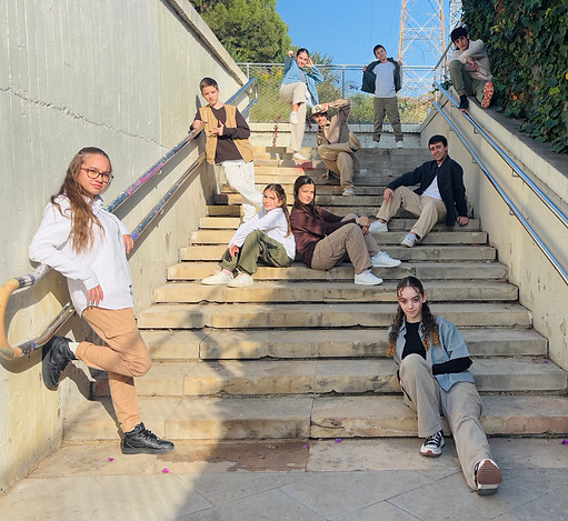 compañía juvenil step by step