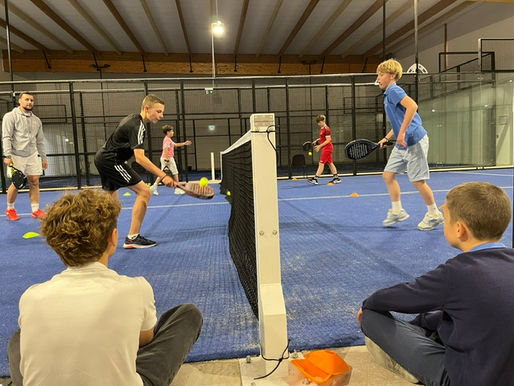 Des smashs et des sourires : nos élèves à la découverte du Padel !