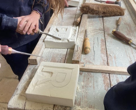 « Tailler sa pierre, bâtir son avenir : une leçon de vie des Compagnons »