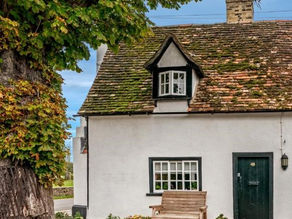 Quaint cottage in St Neots, Cambridgeshire which is the location of in-person couples therapy with Laura Wood. 