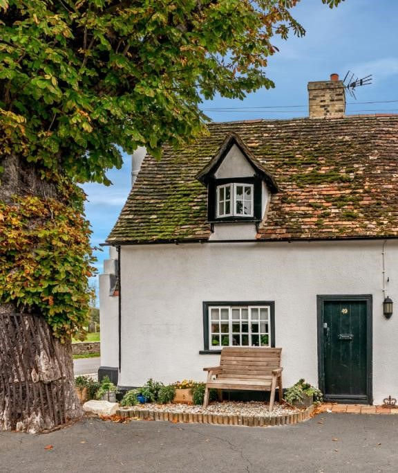 Quaint cottage in St Neots, Cambridgeshire which is the location of in-person couples therapy with Laura Wood.