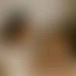 Fotografía realista de una madre joven abrazando a su hijo pequeño junto a una ventana con luz natural, símbolo de amor, contención y presencia.