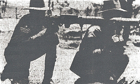 Soldiers with machine gun