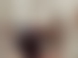 Marketeer werkt op laptop