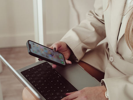 Marketeer werkt op laptop