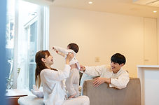 部屋で家族が笑っている写真