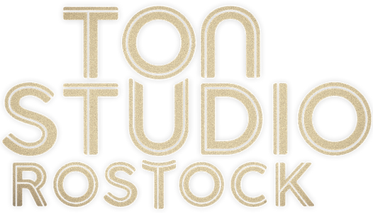 Logo vom Tonstudio Rostock. Goldfarbene Art-Deco-Schrift in drei Zeilen untereinander: TON, STUDIO, ROSTOCK