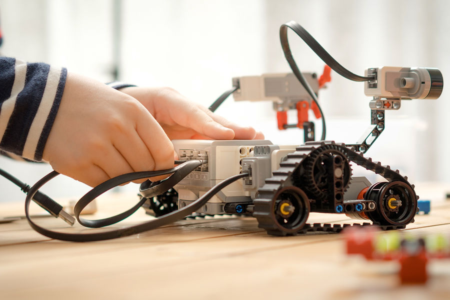 Kind baut ein Roboterauto