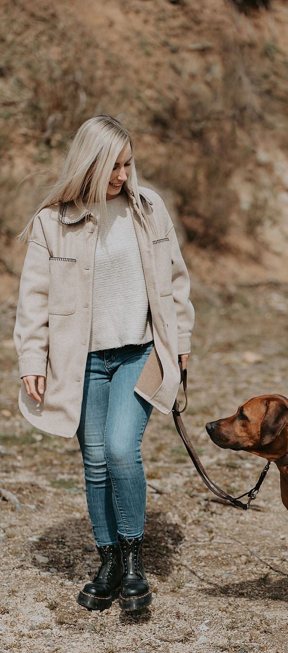 Pia gemeinsam mit einem ihrer Hunde.