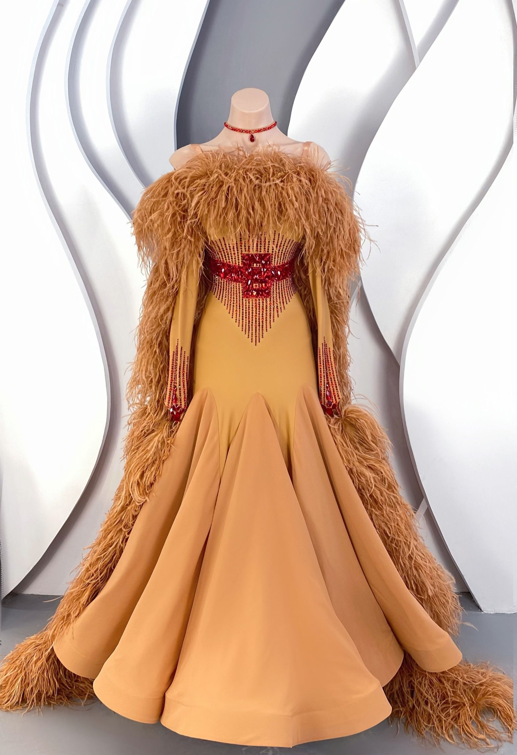 セミオーダー可能ドレス【TIDM 726】高級羽たっぷり！装飾が個性的なドレス