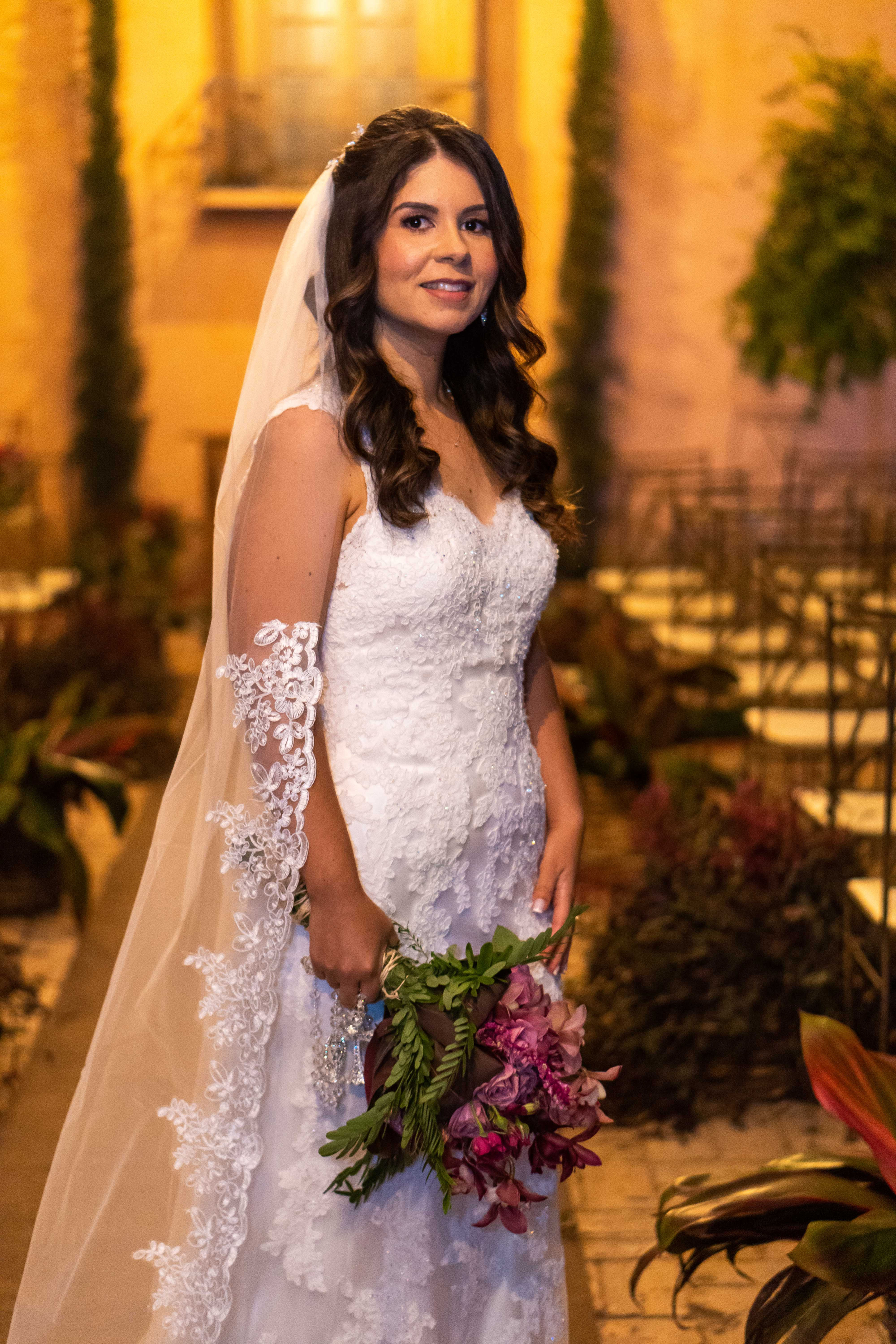 Vestido de noiva semi sereia em renda com cristais