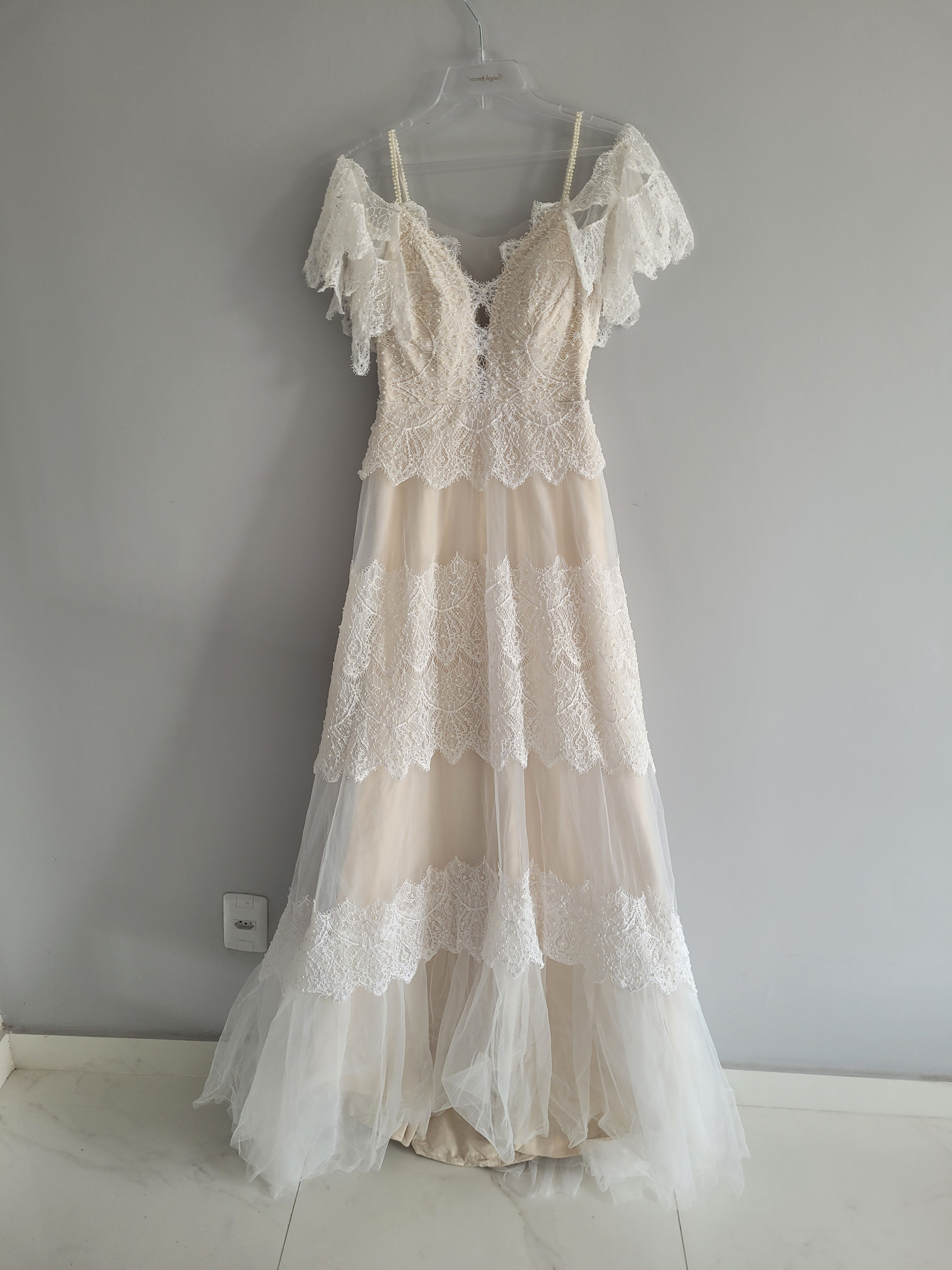 Vestido de noiva boho com renda bordada