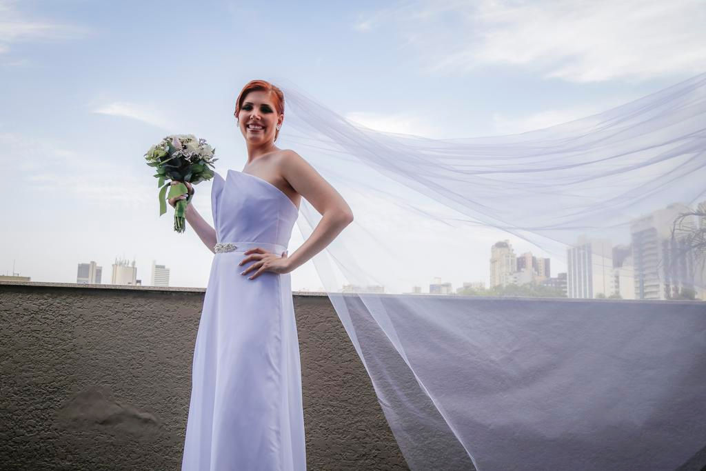 Vestido de noiva Harriete Scarpi minimalista evase