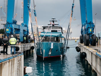 Hạ thuỷ siêu du thuyền thám hiểm Bering 78 với tầm hoạt động xa vượt trội