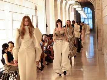 BST Marc Jacobs Thu Đông 2025: Tái định nghĩa vẻ đẹp trang phục thời kỳ Victoria