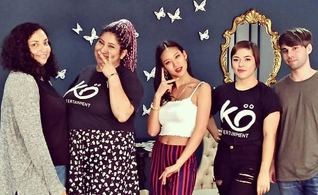 1: Press Day com a rapper coreana Nada, organizada pela equipe de imprensa da K.Ö Entertainment, Laura Torelli (tradutora), Desirêe, Bianca Pardini (fotógrafa) e Lucas Jotten (diretor da KO)