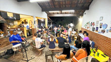 Imagem com nossos alunos em uma roda de samba que fazemos uma vez por mês, venha participar
