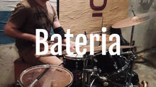 Aula em grupo, usando ritmos do nordeste para criar acompanhamento em tema. Venha fazer sua aula de bateria com a gente!