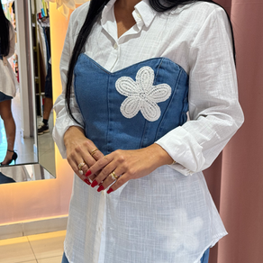 Descubra como usar corset jeans com mini saia e camisa branca. Um look feminino, moderno e elegante para diversas ocasiões.