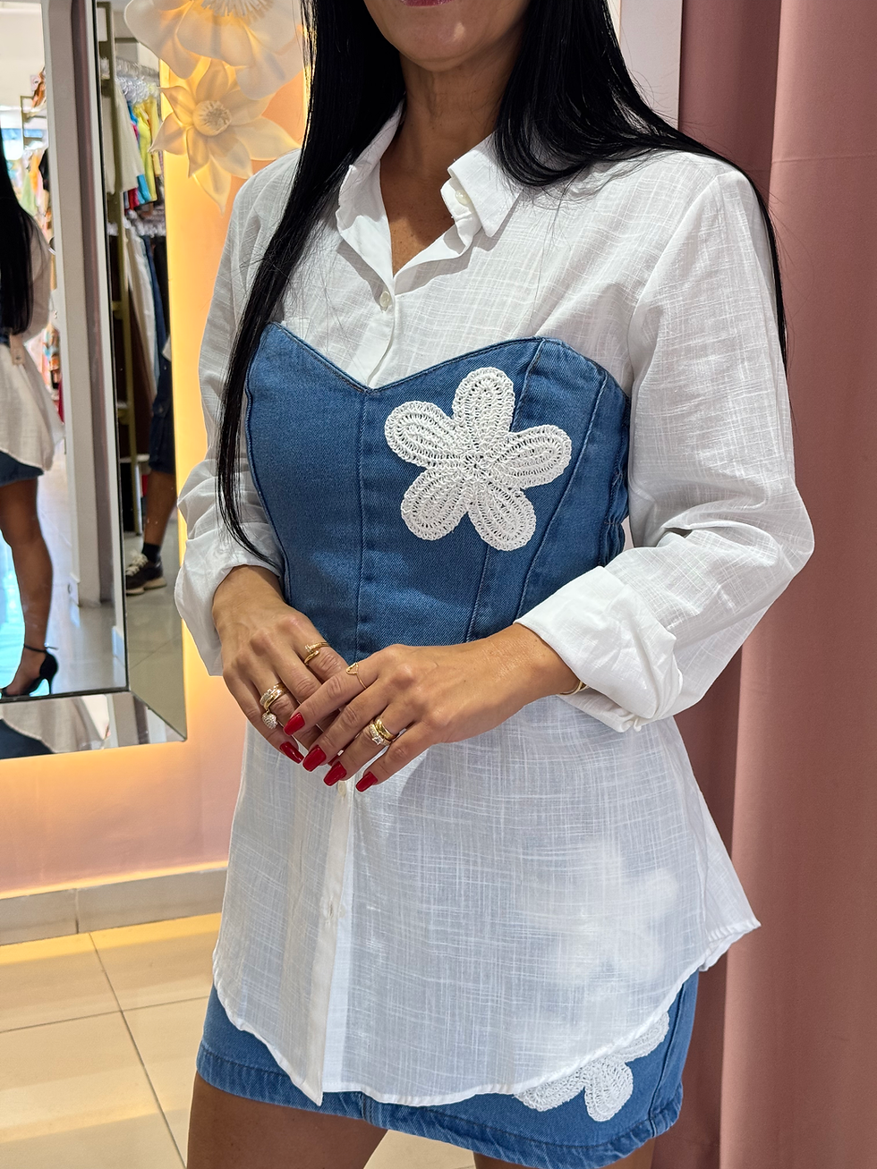 Descubra como usar corset jeans com mini saia e camisa branca. Um look feminino, moderno e elegante para diversas ocasiões.