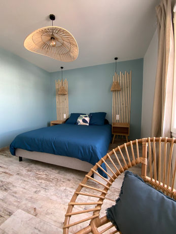 Chambre décorée d’une maison de location pour 6 personnes à La Cotinière