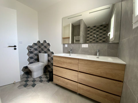 Salle d'eau décorée d’une maison de location pour 6 personnes à La Cotinière