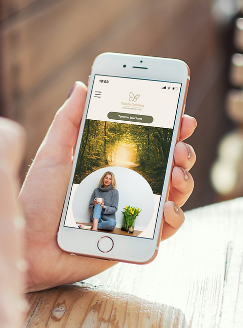 Laptop und Smartphone mit Mockups einer modern gestalteten Website – Präsentation eines responsiven Webdesigns von piuma.desi