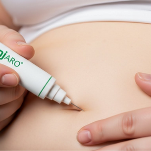 Un primer plano muestra a una persona inyectándose en el abdomen con un autoinyector Mounjaro, típicamente utilizado para la diabetes o el manejo del peso.