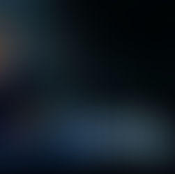 Imagen promocional de The Good Doctor con Freddie Highmore en uniforme azul tras una mesa de cirugía con instrumentos. Un monitor médico muestra signos vitales sobre un fondo oscuro y cinematográfico.