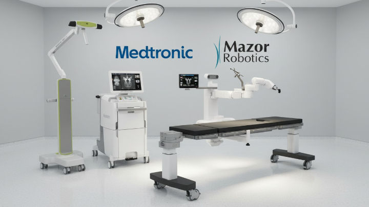 Una foto de un quirófano con robots de cirugía de Medtronic y Mazor Robotics. El entorno, dominado por los colores blanco y gris, incluye equipos médicos modernos y dos lámparas quirúrgicas en el techo.