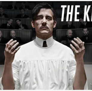 El póster de la primera temporada de "The Knick" muestra al Dr. John Thackery con bata quirúrgica y manos alzadas. Posan ante un anfiteatro de operaciones lleno de observadores.
